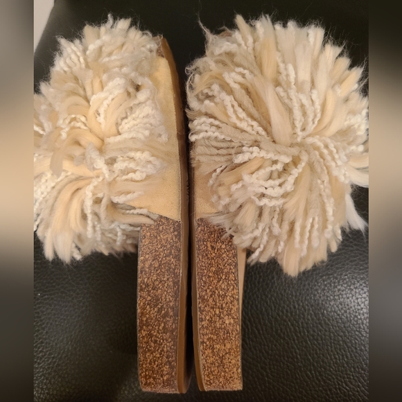 UGG Cindi Slippers, Size 6 - Picture 8 of 9